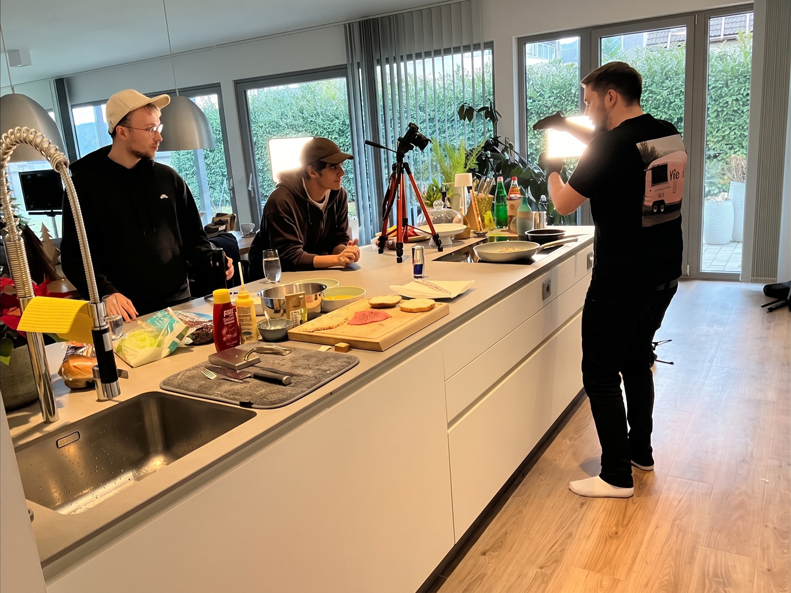 AyCaramba Team beim Videodreh mit Kamera und Licht